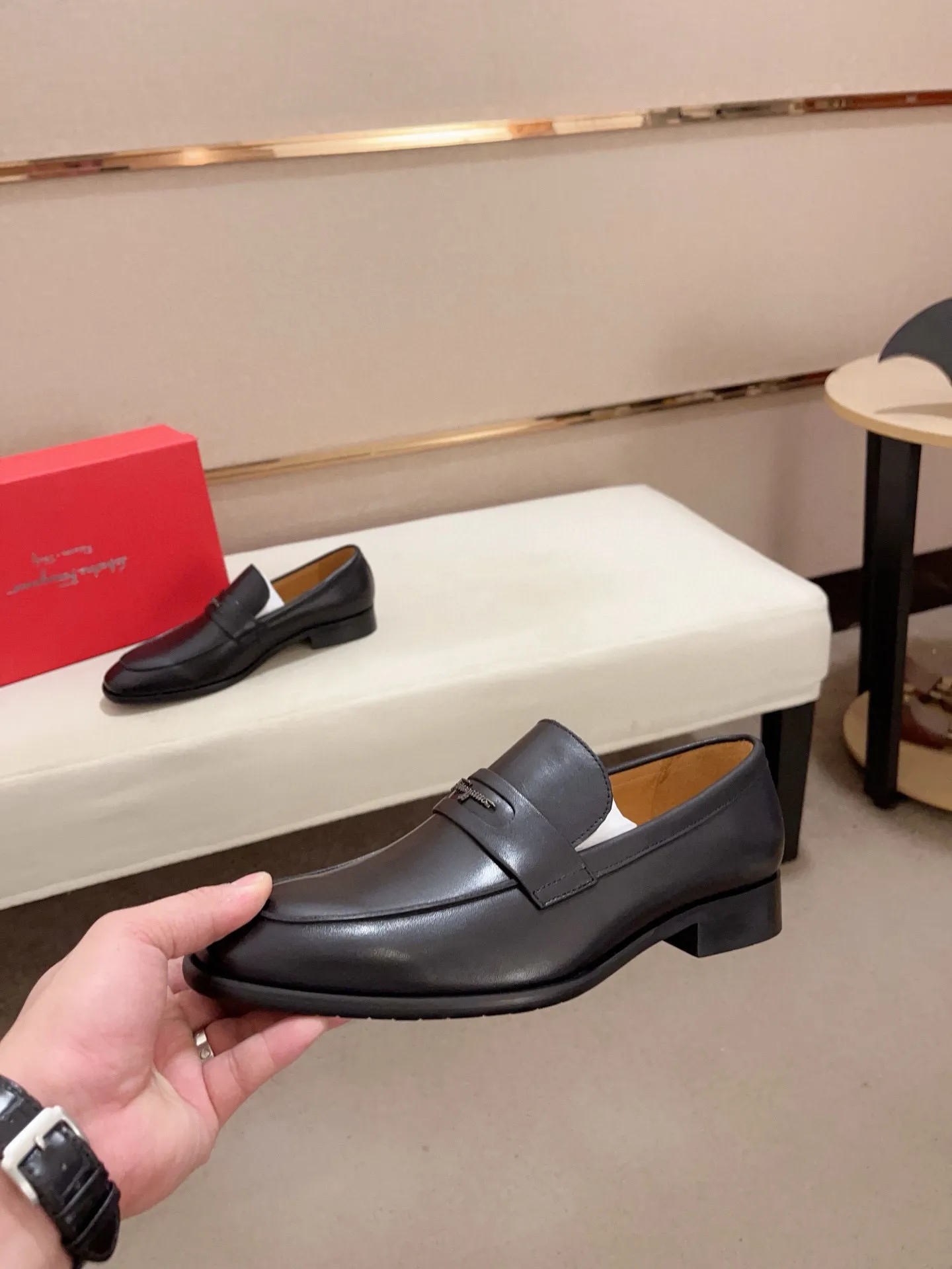 Men's shoes💰: 520💰 High version Ferragamo quality! 🆕🆕Exclusive hot-selling products in stock🔥🔥New products on the shelves, high-quality shoes, high-end driving shoes, with complete packaging! 💪 💪 Material: imported patented cowhide 🐂 + imported high-quality water-dyed cowhide lining + wear-resistant outsole 👍🏻👍🏻 Features: high-end and comfortable, purely handmade 🚀 🚀 Create the perfect shoes that suit you best 🔥 🔥 Size: (38-44) Can be customized 45 non-returnable!